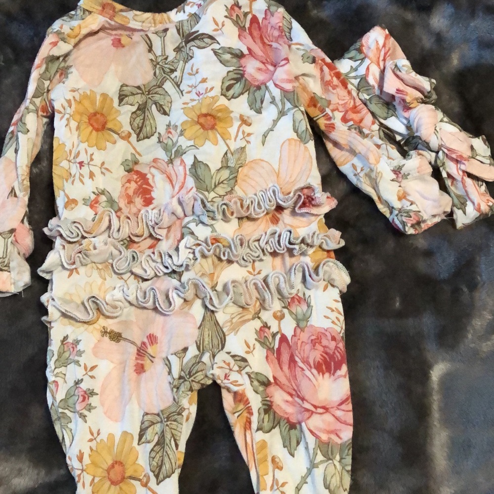 Gigi & max romper w matching bow. Good condition. So beautiful.bamboo material